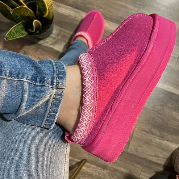 HOT PINK TAZZ LOOKING SLIP ON EGO BRAND - Picture 4 of 5